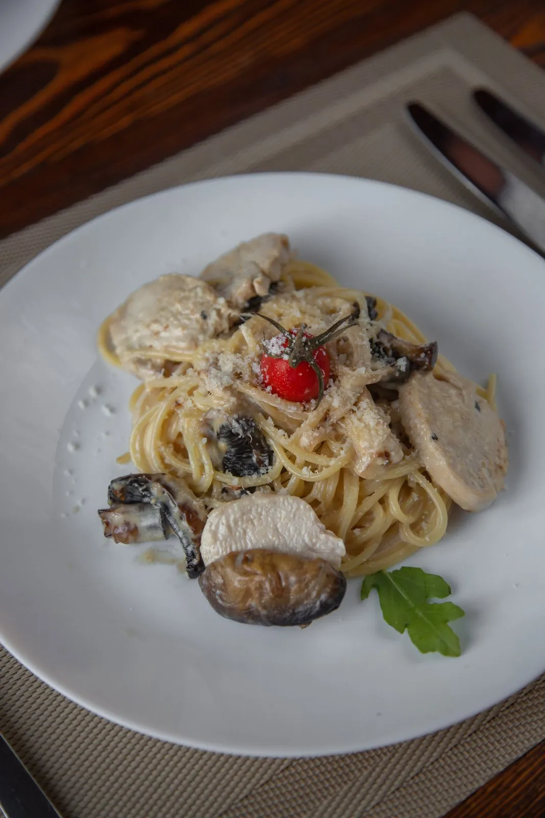 Паста с курицей и грибами в сливочном соусе